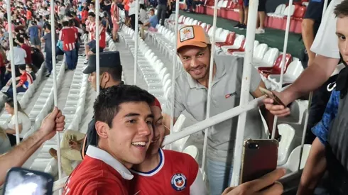 Chelo Díaz presente en el Defensores del Chaco apoyando a Chile.