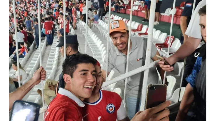 Chelo Díaz presente en el Defensores del Chaco apoyando a Chile.