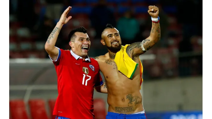 Medel y Vidal no quieren dejar a La Roja: "Jugaremos hasta los 50".