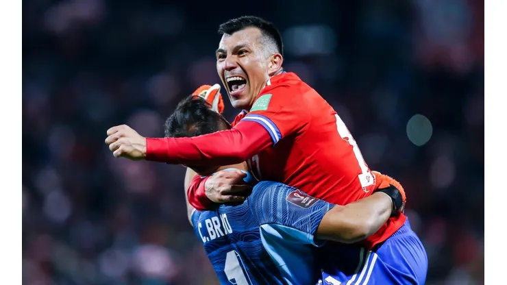 Martín Lasarte entrena con Gary Medel de mediocampista