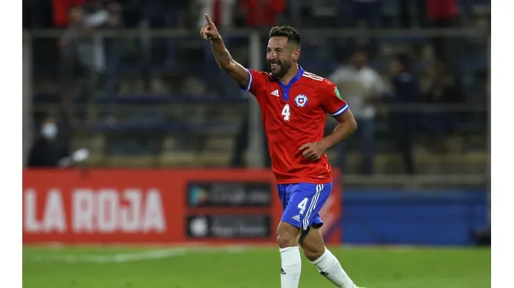 El lateral de La Roja no será parte del equipo, ya que se considero contacto estrecho