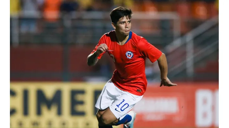 Víctor Dávila es convocado de emergencia a La Roja.