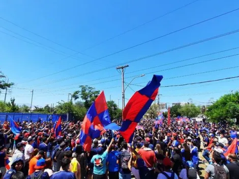 Hinchas de la U realizan masivo banderazo en el CDA en la antesala del partido ante la UC