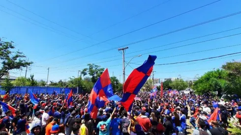 Un centenar de hinchas se conglomeró en las afueras del CDA