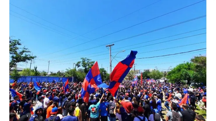 Un centenar de hinchas se conglomeró en las afueras del CDA