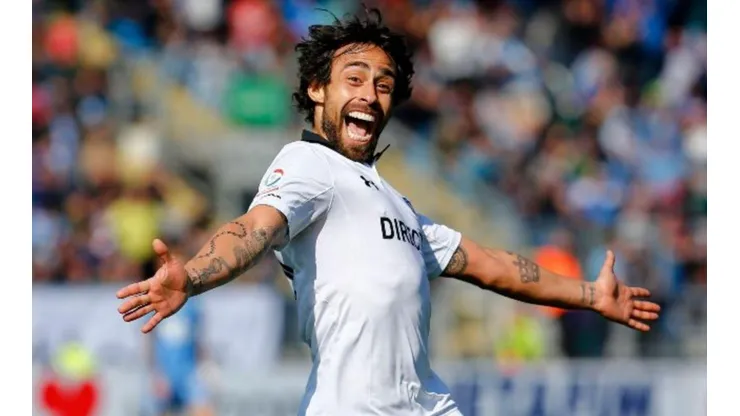 Jorge Valdivia se dio el tiempo para felicitar a Javier Parraguez tras su gol ante Wanderers.