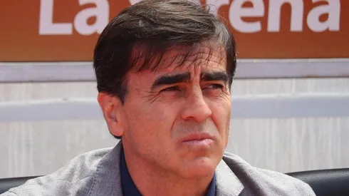 Gustavo Quinteros explica su malestar por contactos estrechos.