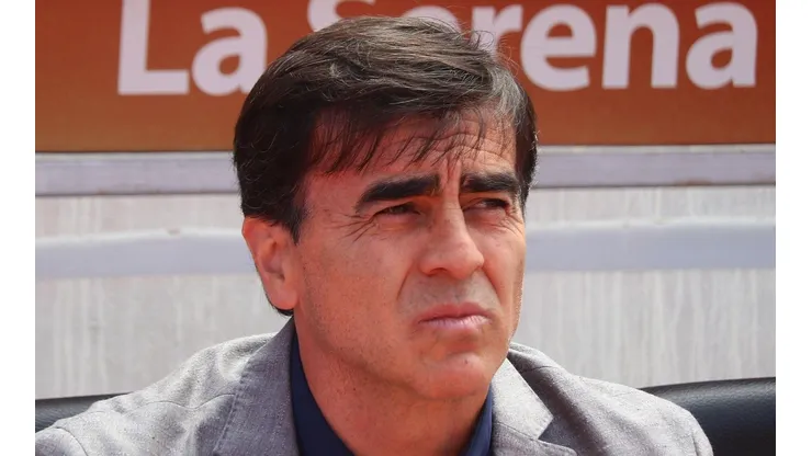 Gustavo Quinteros explica su malestar por contactos estrechos.