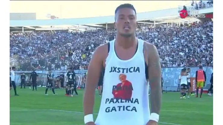 La polera que exhibió Javier Parraguez en el clásico entre Colo Colo y Universidad Católica.