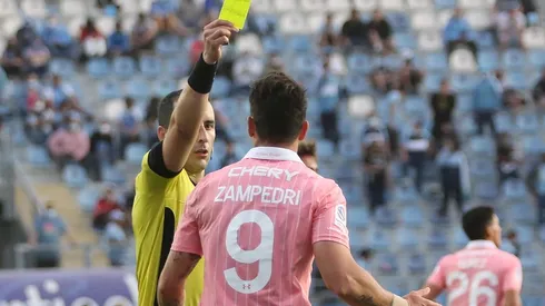 Árbitro que amonestó a Zampedri asume error en mostrar amarilla.
