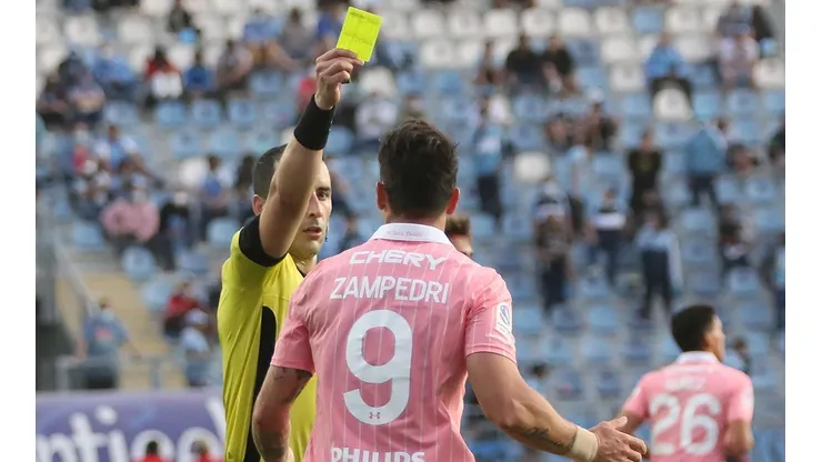 Árbitro que amonestó a Zampedri asume error en mostrar amarilla.