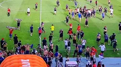 Hinchas de la U invadieron la cancha tras nueva derrota de su equipo.