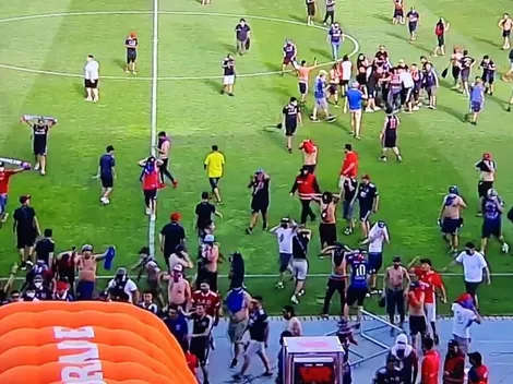 Hinchas de la U invadieron la cancha tras nueva derrota de su equipo