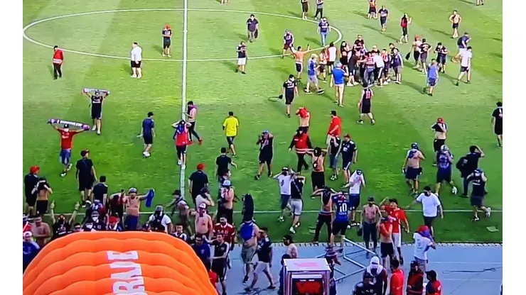 Hinchas de la U invadieron la cancha tras nueva derrota de su equipo.