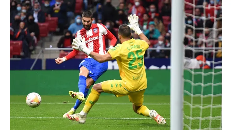 Claudio Bravo no pudo impedir los goles del Atlético Madrid.