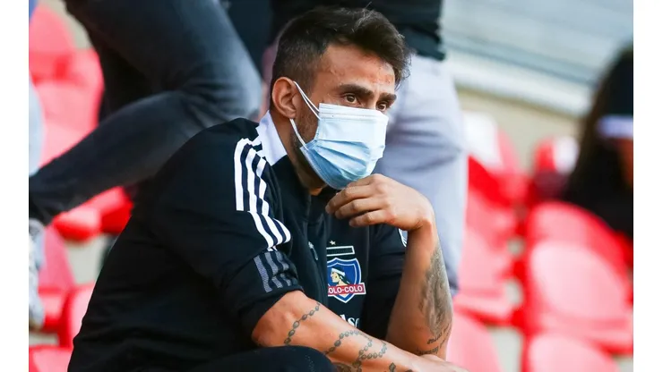 Mago Valdivia entrega apoyo a los juveniles de Colo Colo.