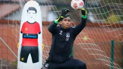 Omar Carabalí ofreció su camiseta a un fanático albo con discapacidad.