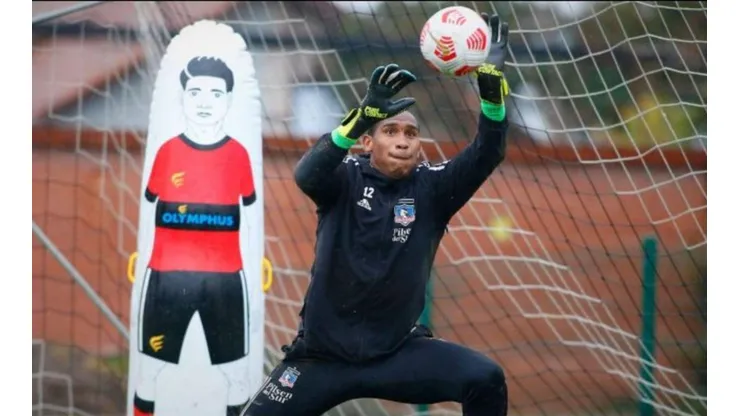 Omar Carabalí ofreció su camiseta a un fanático albo con discapacidad.