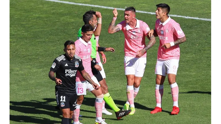 Seremi envía a cuarentena a 44 miembros de Colo Colo y 15 de la UC.
