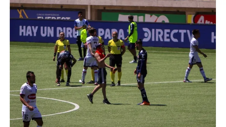 Hinchas de la U encararon a los jugadores en la caída contra Melipilla.
