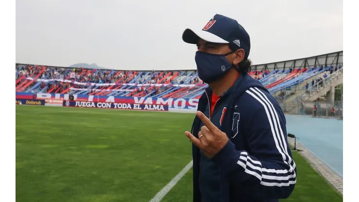 Esteban Valencia seguiría hasta fin de año con Universidad de Chile.