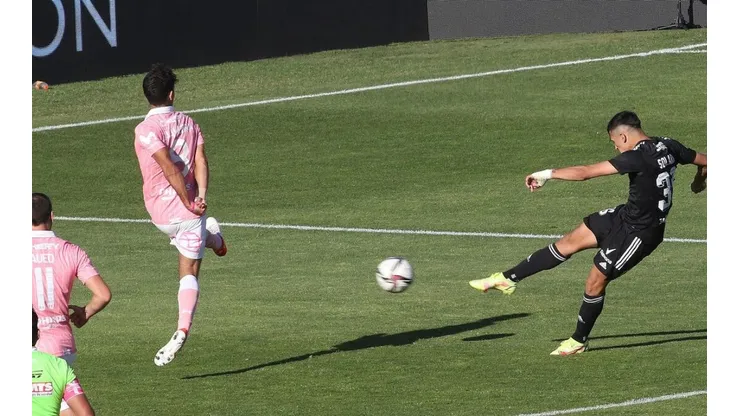 El momento en que Pablo Solari decretó el empate para Colo Colo ante la UC.