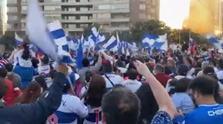 Hinchas cruzados realizan banderazo en apoyo al plantel de la UC.