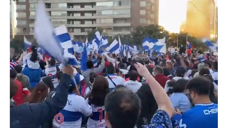 Hinchas cruzados realizan banderazo en apoyo al plantel de la UC.