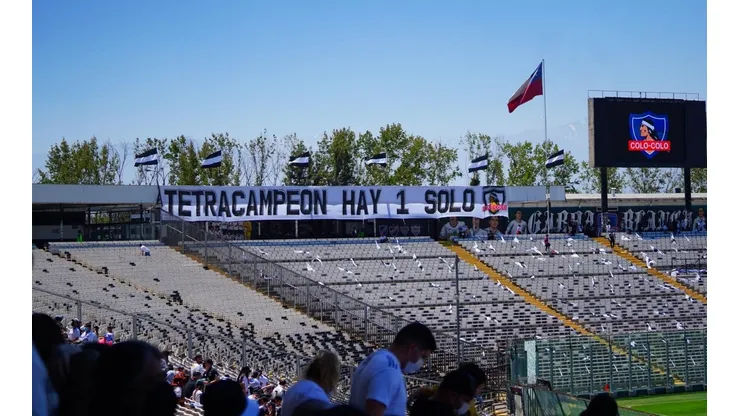 Hinchas de Colo Colo encienden la previa con mensaje apuntado a la UC.