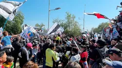 Hinchas de Colo Colo realizan arengazo Monumental previo al clásico.