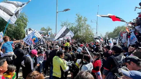 Hinchas de Colo Colo realizan arengazo Monumental previo al clásico.
