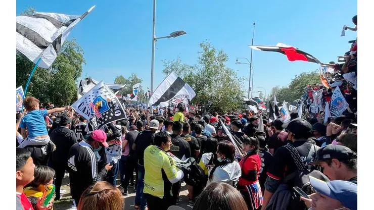 Hinchas de Colo Colo realizan arengazo Monumental previo al clásico.