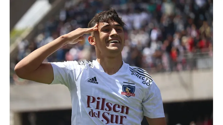 El delantero sorprendió a un hincha y le obsequió una camiseta