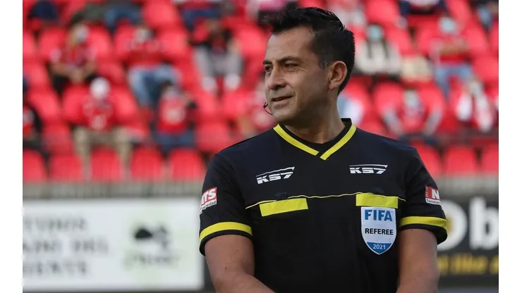 Julio Bascuñán fue designado como árbitro central del clásico.