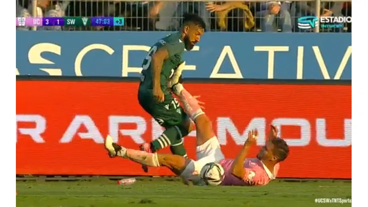 Lanaro es expulsado en la UC y se perderá el partido ante Colo Colo.