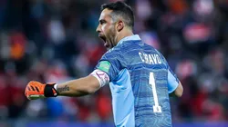 Claudio Bravo podría seguir en Europa por una o dos temporada más