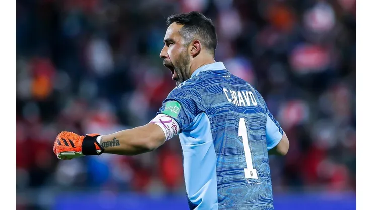 Claudio Bravo podría seguir en Europa por una o dos temporada más