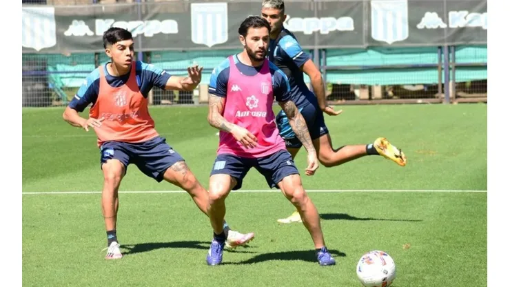 Eugenio Mena vuelve a entrenar a la par de sus compañeros en Racing