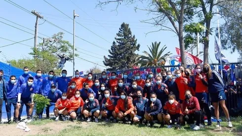 Universidad de Chile femenino recibe el cariño de sus hinchas en la previa al Superclásico