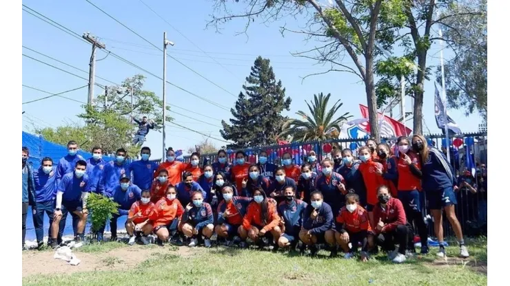 Universidad de Chile femenino recibe el cariño de sus hinchas en la previa al Superclásico