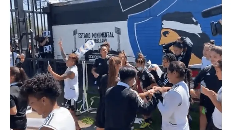 Colo Colo Femenino recibió arengazo en el Monumental.