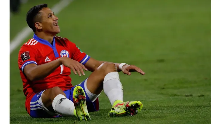 El delantero de La Roja se vio haciendo trucos en la previa al partido con los venezolanos