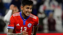 Erick Pulgar recibe el abrazo de Claudio Bravo tras el partido de Chile