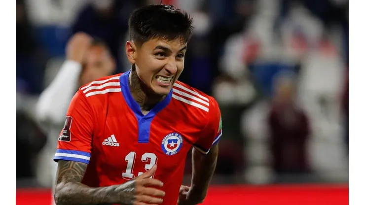 Erick Pulgar recibe el abrazo de Claudio Bravo tras el partido de Chile