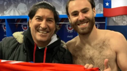 Zamorano recibe orgulloso un emotivo regalo de Ben Brereton.