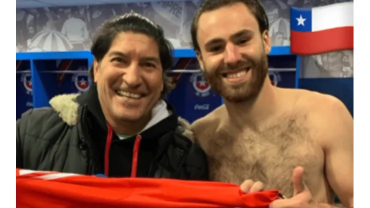 Zamorano recibe orgulloso un emotivo regalo de Ben Brereton.