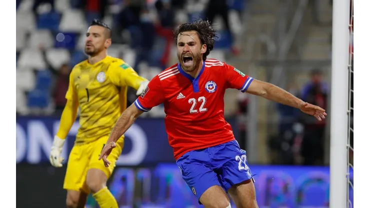 Chile supera a Paraguay en una noche mágica y aún sueña Qatar 2022