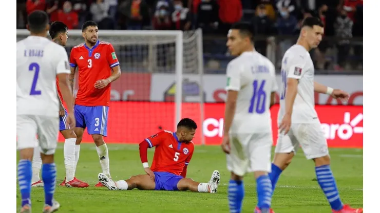Paulo Díaz sufrió una lesión al minuto 42' ante Paraguay y es duda en La Roja.