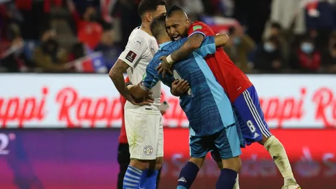 Claudio Bravo se abraza con Arturo Vidal en el triunfo ante Paraguay