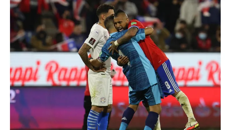Claudio Bravo se abraza con Arturo Vidal en el triunfo ante Paraguay